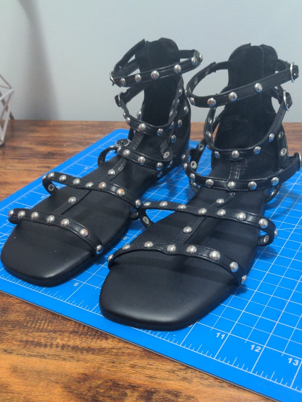 Torrid Gladiator Size 10.5ww Womens Black Studded Strappy Sandals